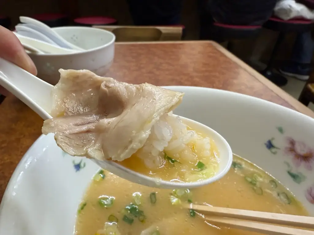 ラーメンにご飯を浸している様子
